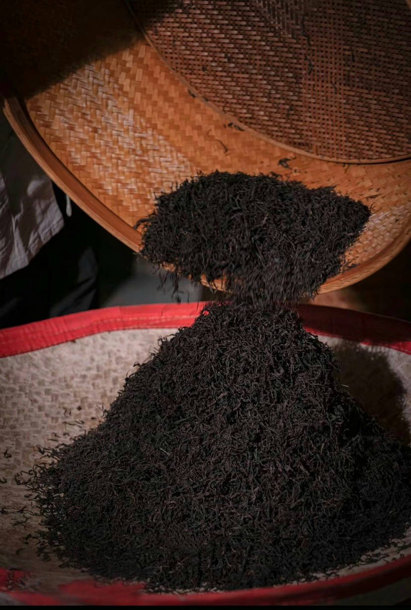Aged dancong oolong tea by Jing Tea Shop